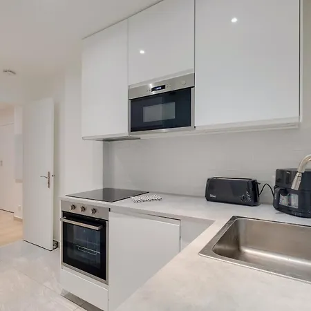 Newly Renovated Charming Downtown Apartment *