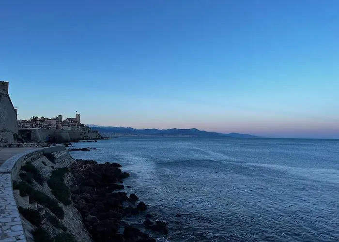 Newly Renovated Charming Downtown *