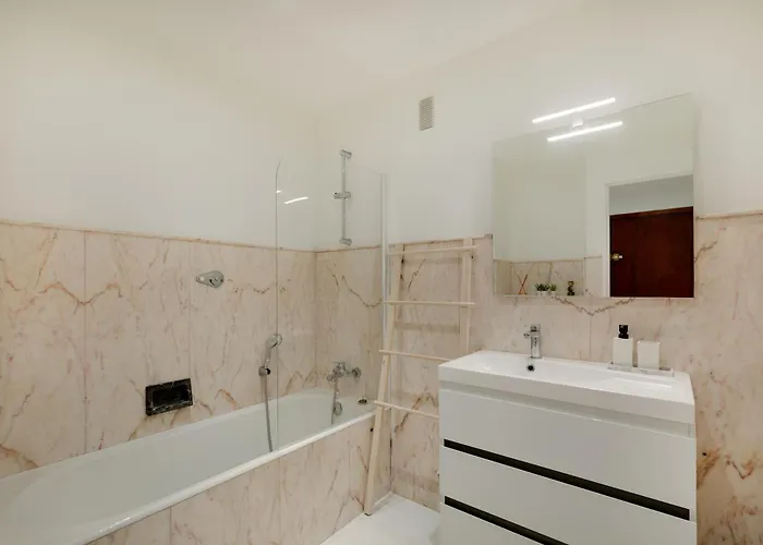 Newly Renovated Charming Downtown *