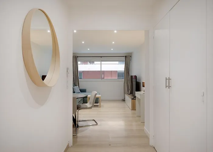 Newly Renovated Charming Downtown Апартаменты